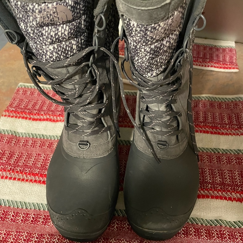 North face women’s snow boots size 9
